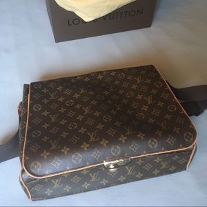 Louis Vuitton Unused laptop messenger crossbody